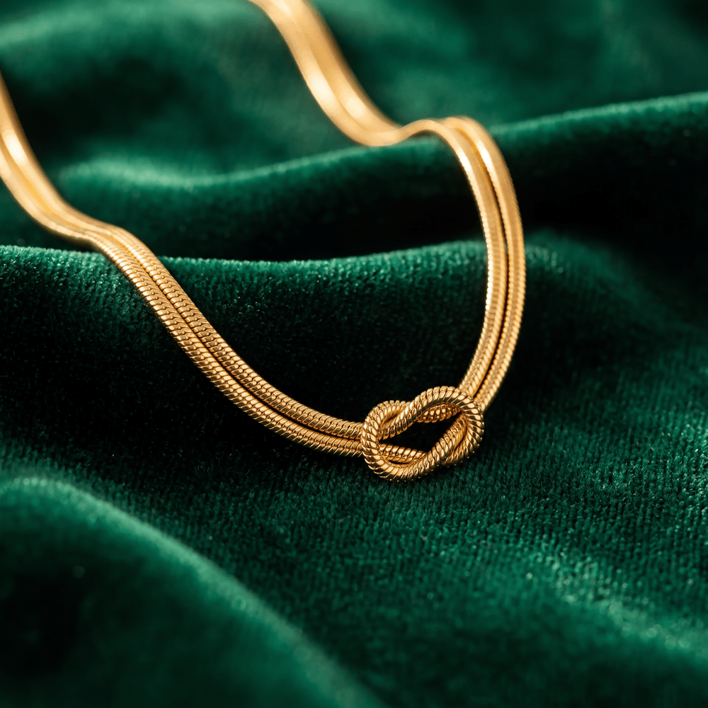 MÖBIU™   Girocollo Minimal Knot Gold