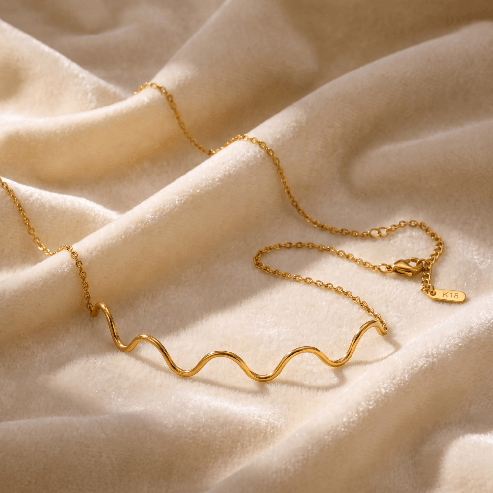 MÖBIU™  Collana Onda – Girocollo Choker Rigido Ondulato in Acciaio Placcato Oro