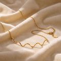 MÖBIU™  Collana Onda – Girocollo Choker Rigido Ondulato in Acciaio Placcato Oro