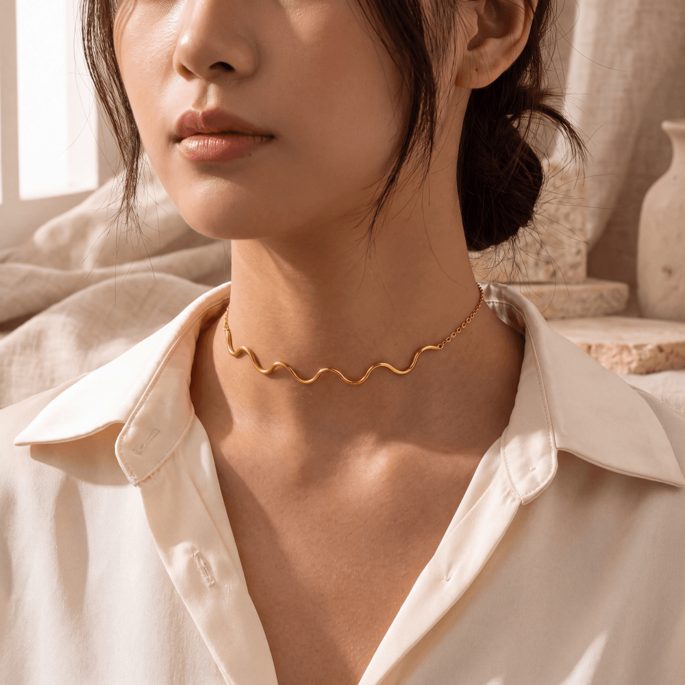 MÖBIU™  Collana Onda – Girocollo Choker Rigido Ondulato in Acciaio Placcato Oro